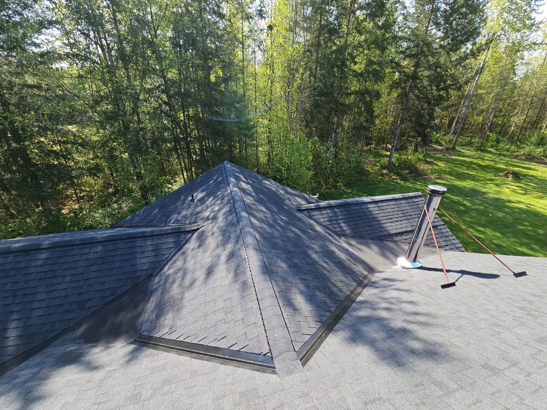Ground-level view of Charcoal asphalt shingle roof in Lake Stevens, WA