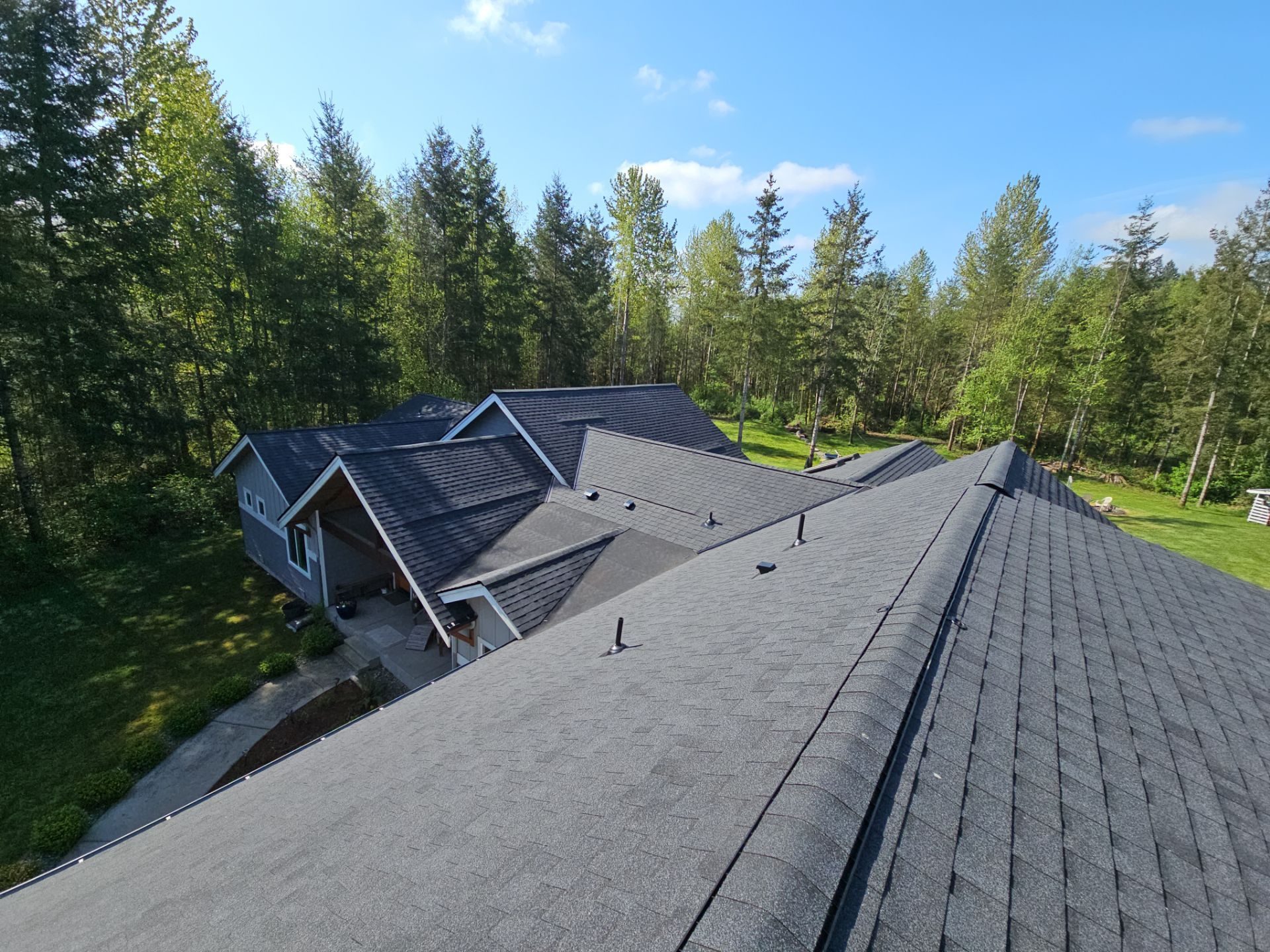 Charcoal asphalt shingle roof installation on Lake Stevens, WA home, full property context
