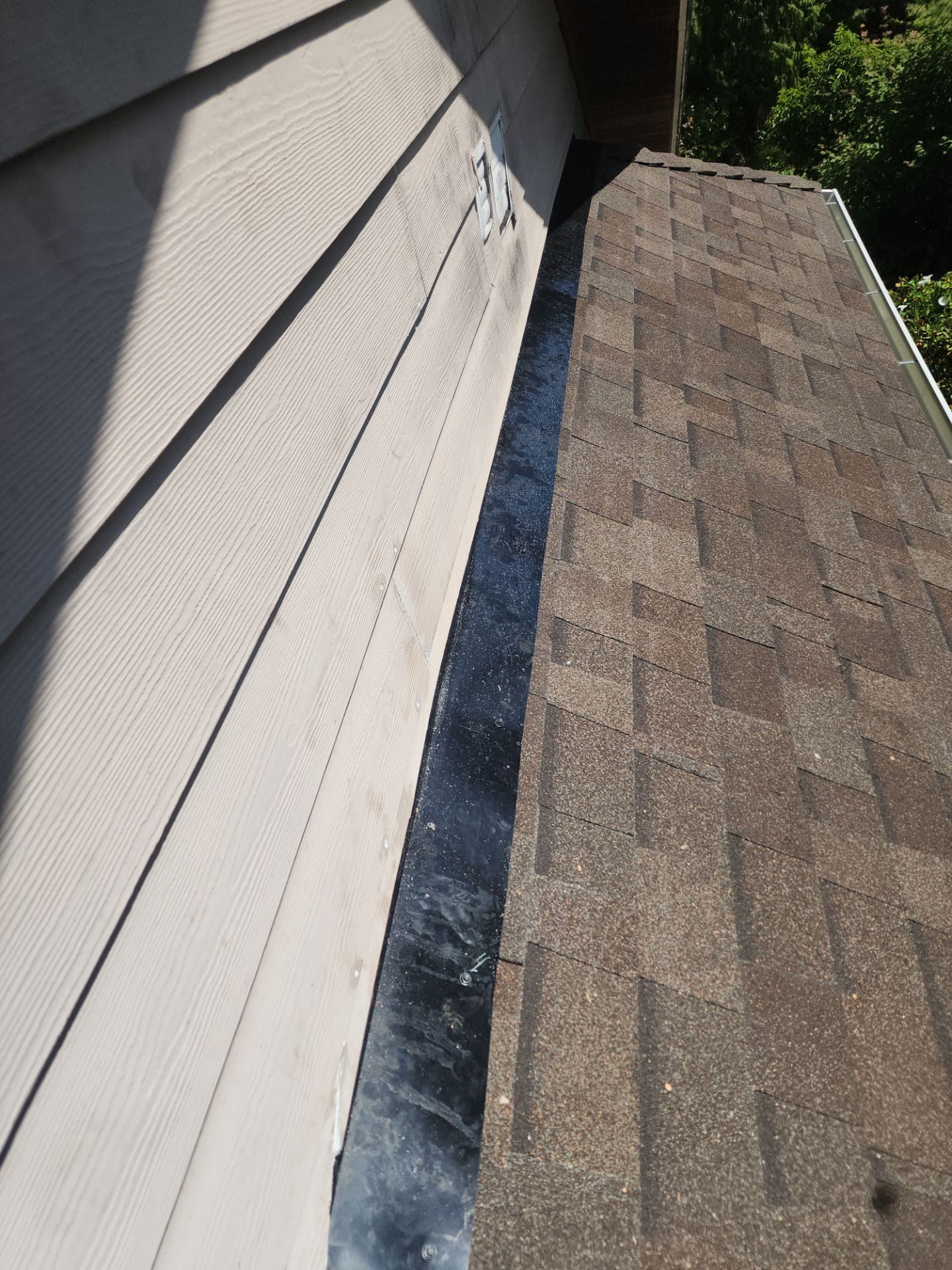 Wide angle of completed Heather Grey asphalt shingle roof in Lake Stevens, WA
