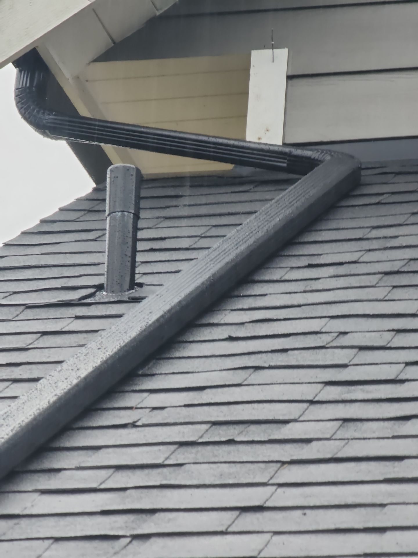 Close-up of Midnight Black asphalt shingle roof finish in Snohomish, WA