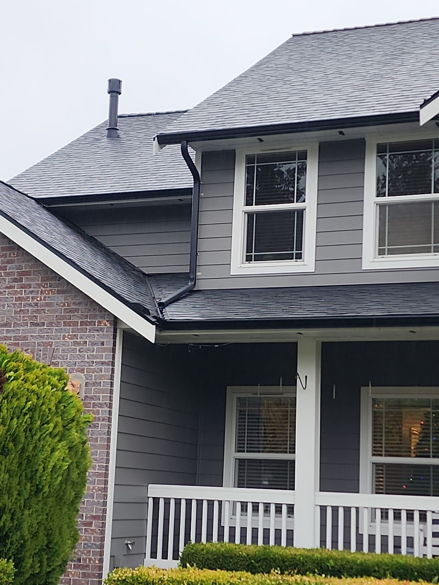 Midnight Black asphalt shingle roof installation on Snohomish, WA home, full property context