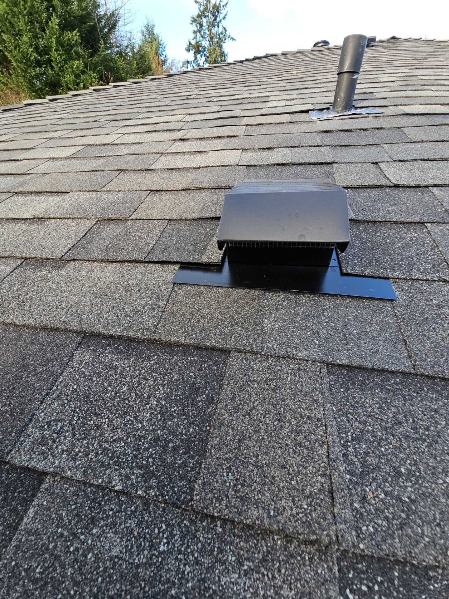 Close-up of Storm Grey asphalt shingle roof finish in Lake Stevens, WA