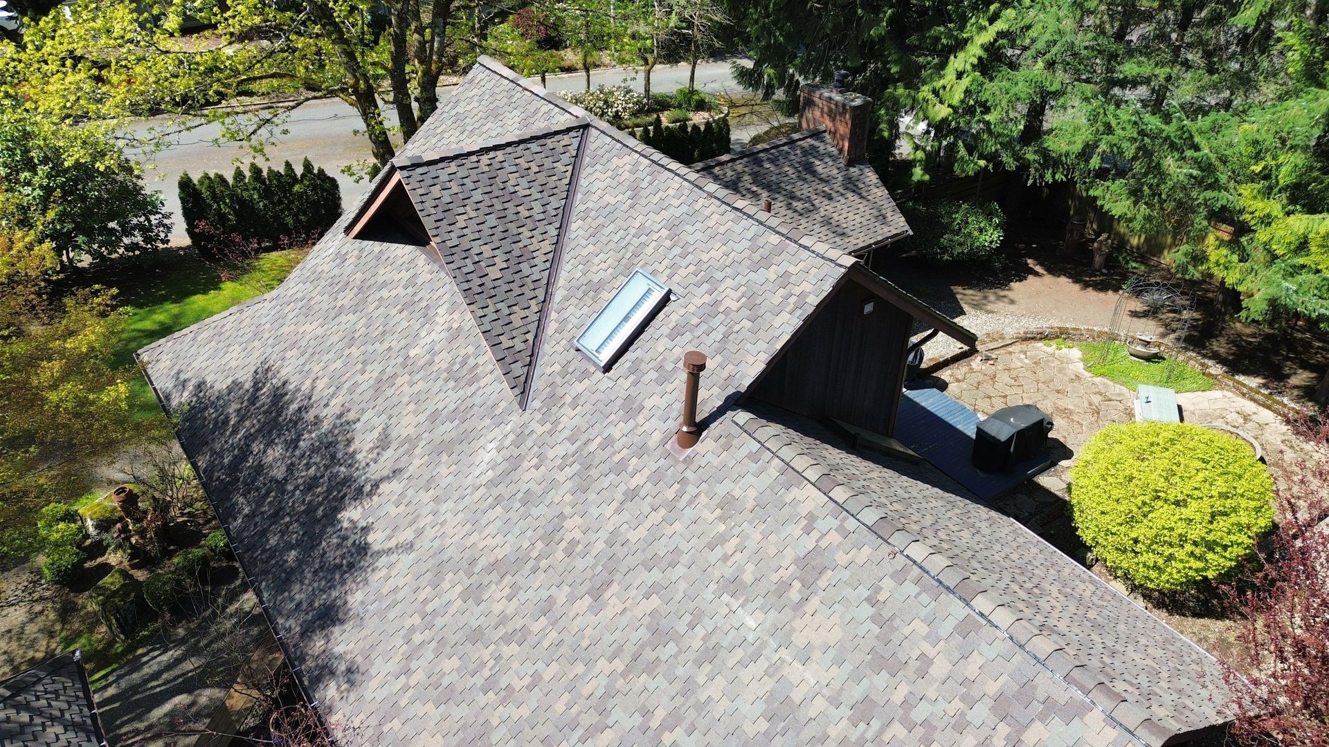 Close-up of Autumn Blend CertainTeed Presidential asphalt shingle roof finish in Mill Creek, WA