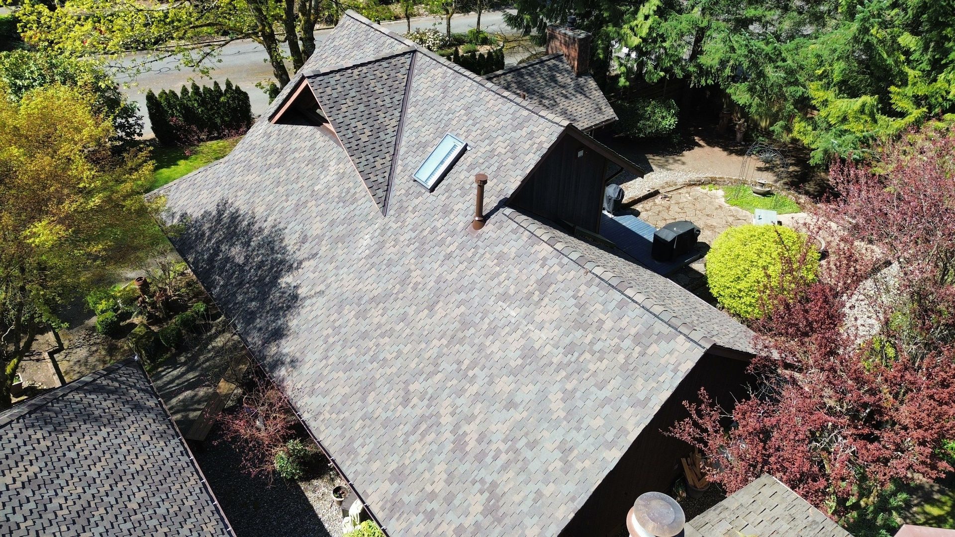 Autumn Blend CertainTeed Presidential asphalt shingle roof line and edge detail in Mill Creek, WA