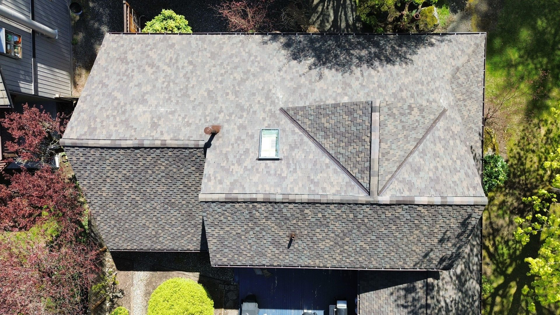 Wide angle of completed Autumn Blend CertainTeed Presidential asphalt shingle roof in Mill Creek, WA