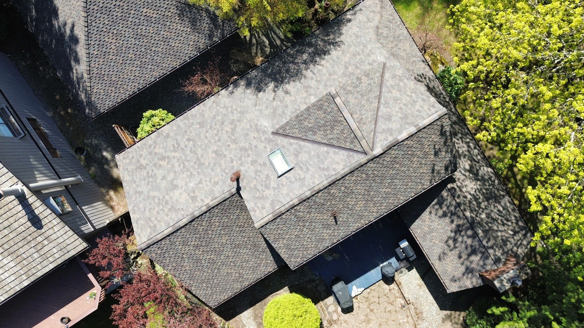 Roof plane detail showing Autumn Blend CertainTeed Presidential asphalt shingle pattern in Mill Creek, WA