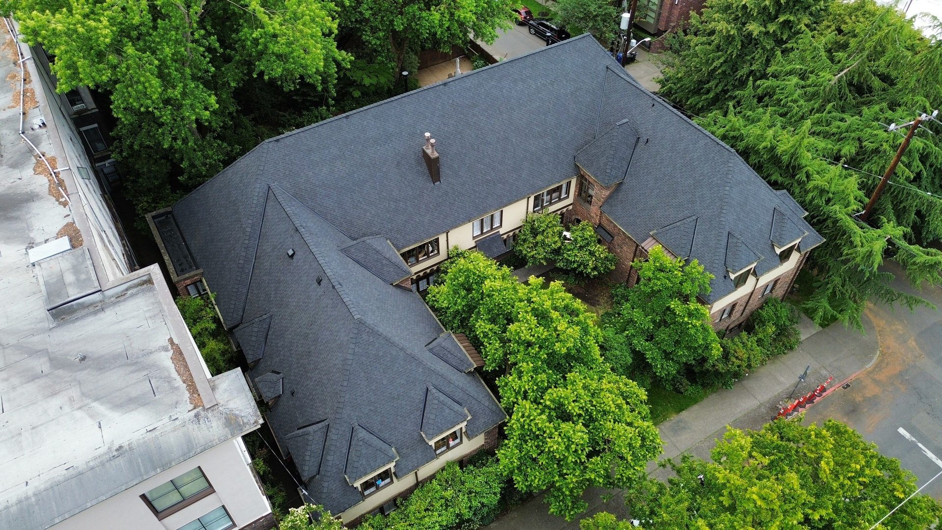 Detail of Charcoal CertainTeed Presidential Shake asphalt shingle roof showing craftsmanship in Seattle, WA