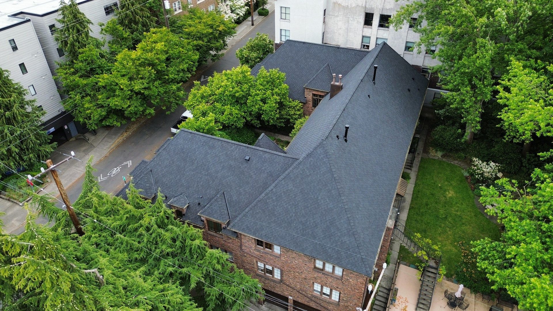 Charcoal CertainTeed Presidential Shake asphalt shingle roof installation by Amor Roofing in Seattle, WA