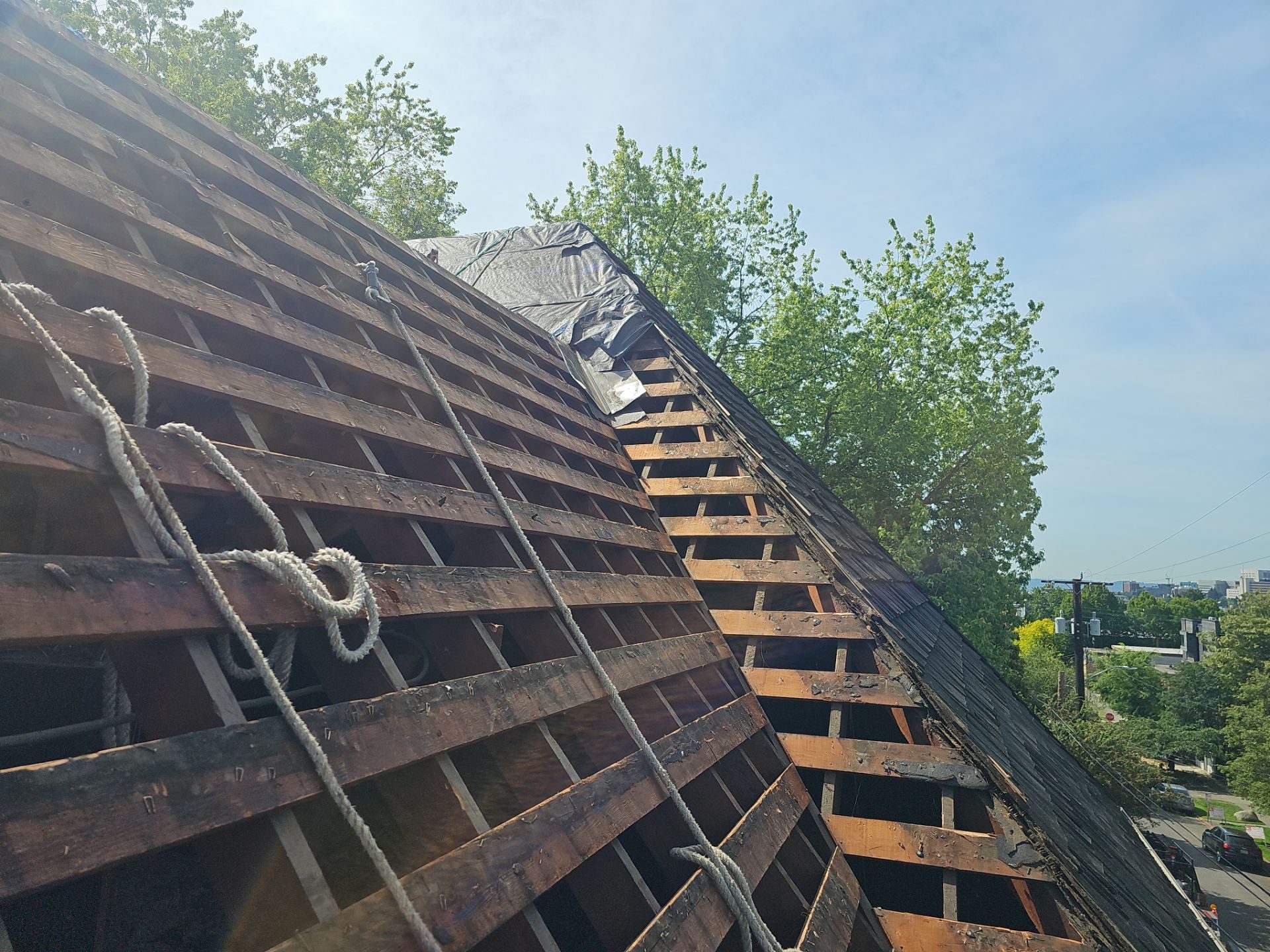 Close-up of Charcoal CertainTeed Presidential Shake asphalt shingle roof finish in Seattle, WA